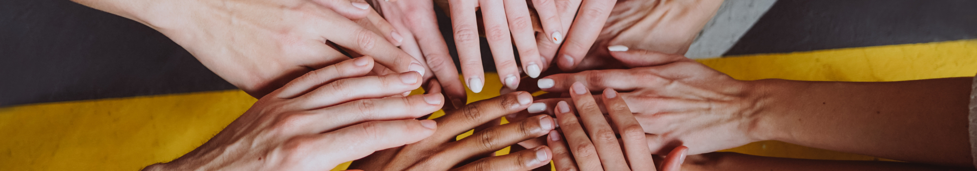 Image représentant des mains entremêlées. 